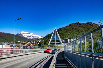 Sur le port et le pont de Tromso en Norvège