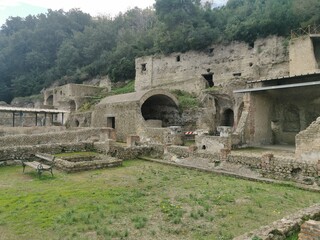 Fototapeta na wymiar Baia (Bacoli) : porto e complesso archeologico 