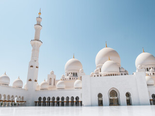 Fototapeta na wymiar Sheikh Zayed Grand Mosque, Abu Dhabi, United Arab Emirates - Landscape shot 3