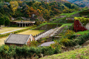 日本の佐渡島に残る産業遺産を望む秋の風景 - obrazy, fototapety, plakaty