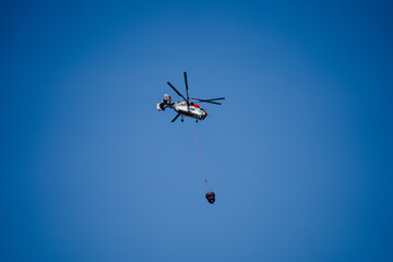 Helicóptero a apagar um fogo florestal