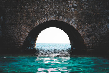 Arco de saída da agua por baixo do forte de Peniche