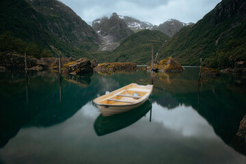 Fototapeta na wymiar Boat on the lake Bondhusdalen - ODA