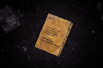 Edificio abandonado fotografado a a preto e branco