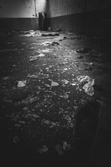 Edificio abandonado fotografado a a preto e branco