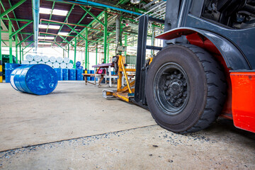 Forklift wheel lifts chemical drums oil barrels blue chemical drums horizontal