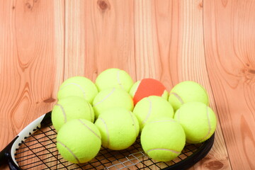 ラケットのストリングスに載せたテニスボール