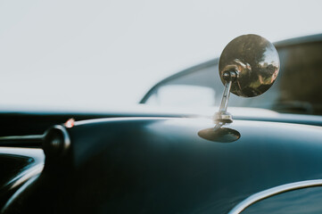 Auto Details von Oldtimer Jaguar mit Lichteffekten und geringe Schärfentiefe. Schärfe liegt auf dem runden Rückspiegel - obrazy, fototapety, plakaty