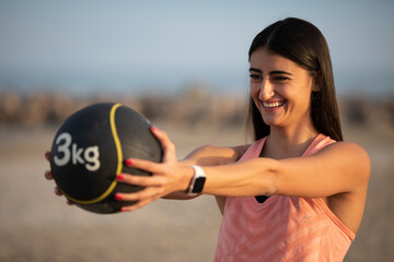 soulever le ballon de 3 kg et sourire 