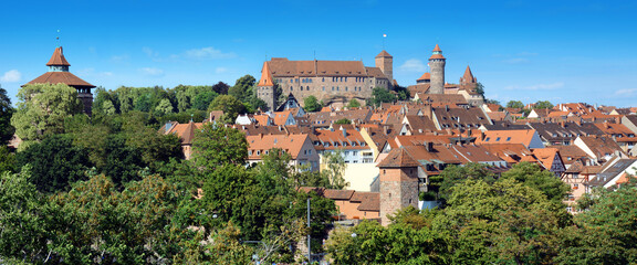 Burg Kaiserburg in Nürnberg mit Altstadt im Sommer	im Panorama - obrazy, fototapety, plakaty