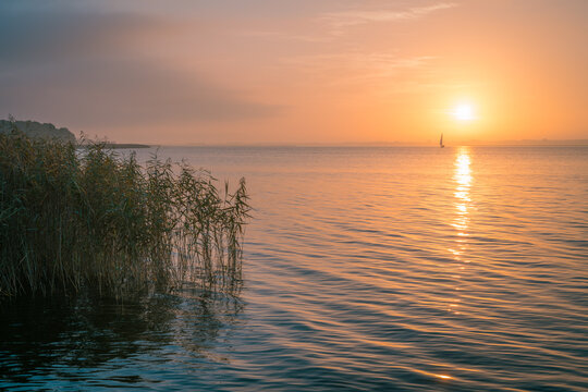 Zeesboot auf dem Bodstedter Bodden zum Sonnenaufgang aufgenommen in Born, Dar&szlig;