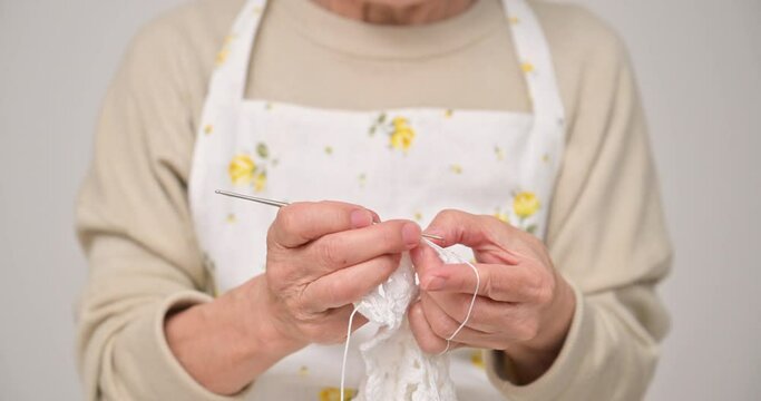 かぎ編みを縫う素敵な高齢者様子　顔無し