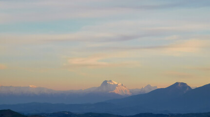 Tramonto rosa azzurro sopra i monti dell’Appennino