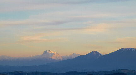 Tramonto rosa azzurro sopra i monti dell&rsquo;Appennino