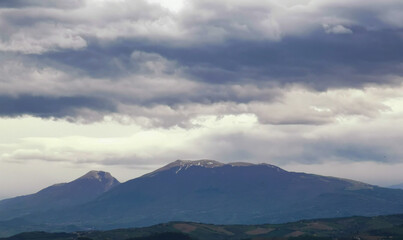 Nuvole nere sopra le montagne le colline e le valli