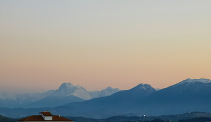 Tramonto arancio sopra le montagne degli Appennini
