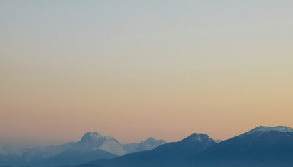 Tramonto arancio sopra le montagne degli Appennini
