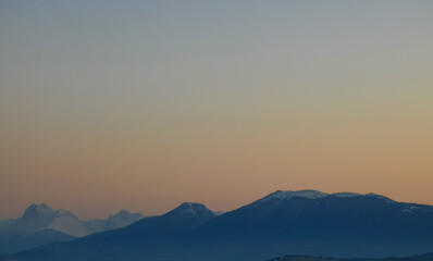 Tramonto arancio sopra le montagne degli Appennini
