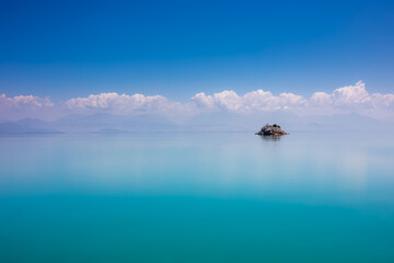 Fototapeta na wymiar Samotna wyspa na jeziorze