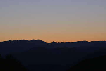 夕焼けと山のシルエット