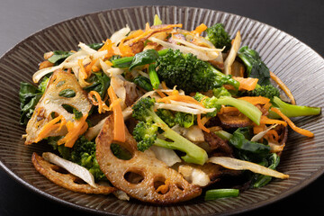 香味野菜サラダ(蓮根　ごぼう　にんじん　ブロッコリー)