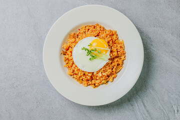 Kimchibokkeumbap, Korean Kimchi Fried Rice : Rice fried with finely chopped kimchi. Beef, pork, onions, green onions, and other vegetables may be added according to taste.