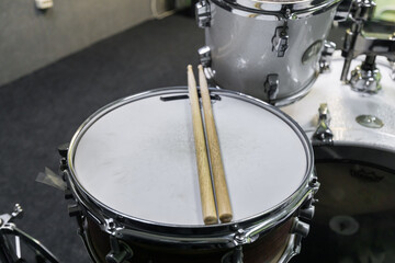 Photograph of a drum kit and its details