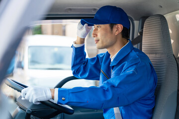 トラックを運転するデリバリースタッフ　セールスドライバー