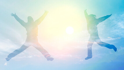 Obraz na płótnie Canvas のびのびとジャンプする2人の人物シルエット_綺麗な空ワイド