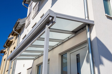 Neues Vordach aus Glas an einem Wohnhaus