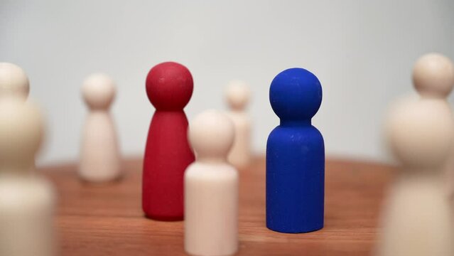 Systemisch, Familientherapie, Konzept, Psychotherapie Holzfiguren stehen f&uuml;r Menschen, Team, Familienaufstellung, Business, Position