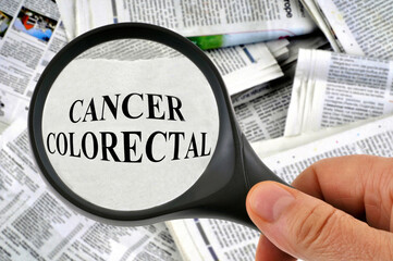 Concept de cancer colorectal examiné avec une loupe