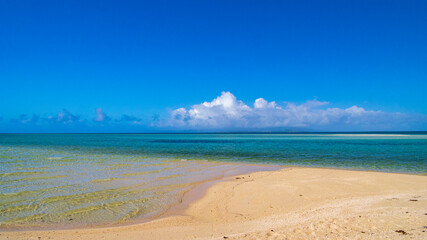 Fototapeta na wymiar 竹富島　コンドイ浜　青い海とビーチ　絶景