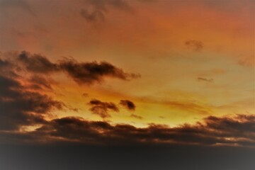 Rot-gold-brauner Himmel bei Sonnenaufgang am Morgen im Herbst