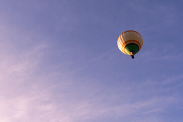 mongolfiera durante una giornata autunnale sulle langhe