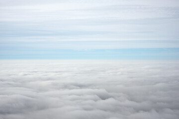 Fototapeta premium Ein Panorama Bild von einem Wolkenteppich, bei dem man bis zum Horizont sehen kann