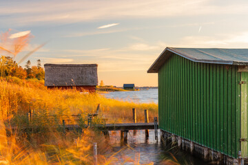 Bootshütten am Plauer See in der Meckelnburgischen Seenplatte im Morgenlicht - obrazy, fototapety, plakaty