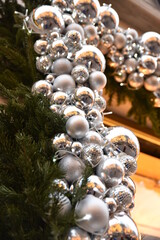 Boules argentées à noël