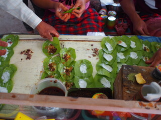 Préparation de noix de bétel sur un marché en Birmanie, 