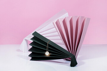 Naszyjnik na kolorowym origami - obrazy, fototapety, plakaty