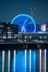 Langzeitbelichtetes Riesenrad bei Nacht in Köln 
