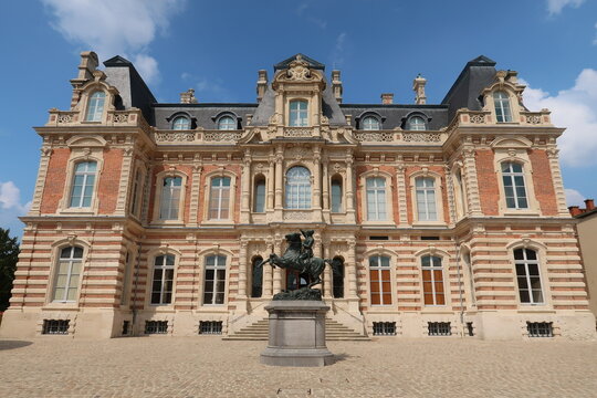 Fa&ccedil;ade du ch&acirc;teau Perrier dans la ville d&rsquo;&Eacute;pernay, mus&eacute;e du vin de Champagne et d&rsquo;arch&eacute;ologie r&eacute;gionale, en Champagne Ardenne (France)