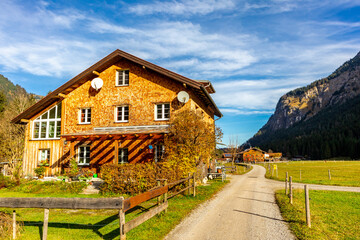 Fototapeta premium Kleine Herbstwanderung durch die schöne Landschaft im Allgäu bei Oberstdorf - Bayern - Deutschland