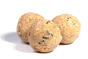 Drei Meisenknödel vor weißem Hintergrund