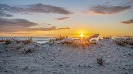 Coucher  de soleil sur les dunes et les plages de sable en bord de mer en Camargue dans le Sud de...