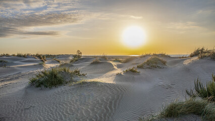 Coucher  de soleil sur les dunes et les plages de sable en bord de mer en Camargue dans le Sud de la France