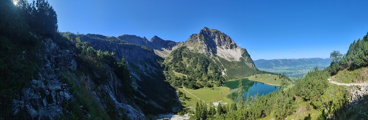 Fototapeta na wymiar Alpensee vor Berggipfel