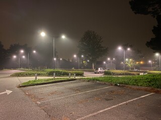 Parking de stationnement éclairé de nuit  - 546379593