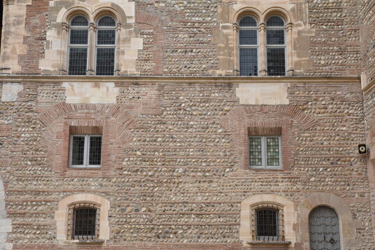 Murs de galets du palais des Rois de Majorque &agrave; Perpignan. France