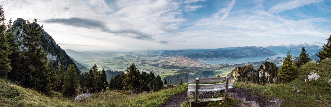 Aussichtspunkt mit Sitzbank oberhalb von Thun und Thunersee, berner Oberland, Schweiz. Wandern, Ruhebank, Aussicht, Weitsicht, Landschaftspanorama
